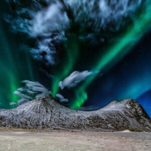 Proposing Under the Northern Lights: Real Love Stories & Planning Tips